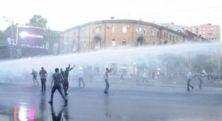 В Ереване произошли стычки между полицией и демонстрантами, протестующими против повышения цен на электроэнергию (14 фото + видео)