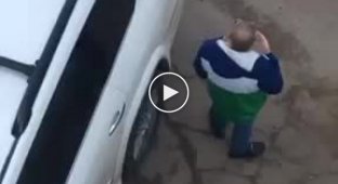 Агрессивный мужчина демонтировал детскую площадку при помощи болгарки