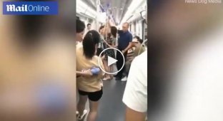 В Китае мужчина нашел мирный способ защитить девушку от извращенца в метро
