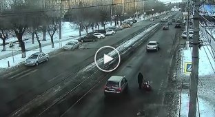 Водитель помог многодетной маме перейти дорогу