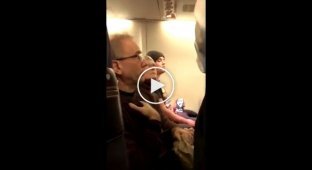 Женщина не захотела лететь рядом в одном самолете со сторонником Трампа