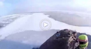 На Байкале двое туристов провалились под лед
