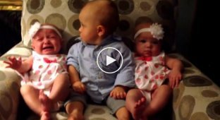 Забавное знакомство малыша с сестрами-близняшками