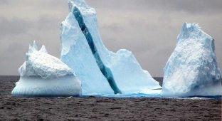 Полосатые айсберги (2 фото)