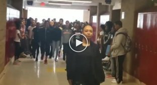 Танцевальная пауза в одной из американских школ