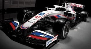 Американская команда «Формулы-1» раскрасила свою машину в цвета российского триколора (7 фото)