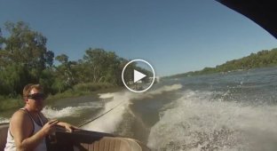 Фееричный незапланированный полет австралийца, рассекавшего по реке на надувной ватрушке