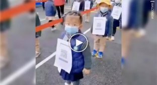 В Китае детям прививают не только вакцину, но и привычку к QR-кодам