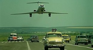Как снимали посадку самолёта на шоссе в «Невероятных приключениях итальянцев в России» (8 фото + видео)