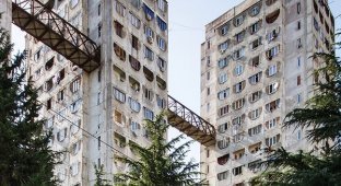 Жилой комплекс с надземным сообщением из СССР (9 фото)