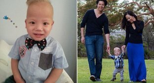 Родители-азиаты и их сын блондин (4 фото)
