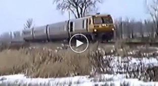 Машинист поезда спасается бегством от лобового удара