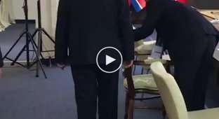 Охранники Ким Чем Ына протерли его стул спиртом перед встречей с Владимиром Путиным