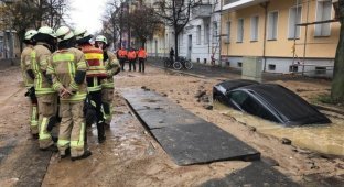 В Берлине автомобиль утонул прямо в центре города (6 фото + 1 видео)
