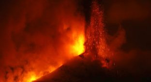 Вулкан Этна проснулся вечером (13 фото)
