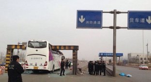 В Китае автобус врезался в ограничительный барьер (5 фото)
