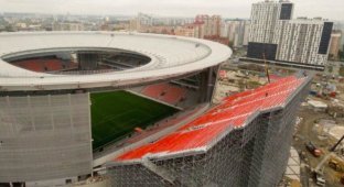 Странные трибуны стадиона ЧМ-2018 в Екатеринбурге развеселили интернет (6 фото)