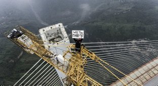 Опасное предложение руки и сердца: фотограф из Малайзии влез на самый высокий мост Китая (13 фото + 1 видео)