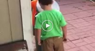 Два мальчика получили настоящее удовольствие от ударов по лицу крышкой мусорного ведра