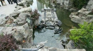 В Китае утопили Mercedes-Benz SLS AMG (8 фото)