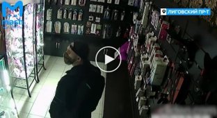 Парень из Санкт-Петербурга совершил дерзкий налет на секс-шоп и украл БДСМ-набор