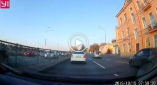 Авария с переворотом в Петербурге попала на видео