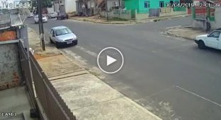 Впечатляющая бразильская авария с мотоциклистом