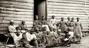Люди на продажу: пугающие фотографии XIX века с аукционов чернокожих рабов в США (14 фото)
