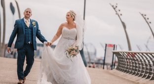 Британка испортила свадебное платье за тысячу фунтов ради забавной фотосессии (9 фото)