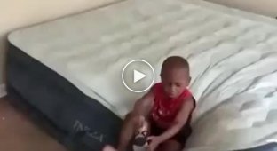 Родители помогли ребенку завязать шнурки