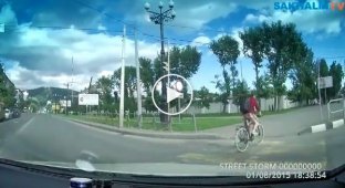 Автомобилист догнал велохруста на тротуаре
