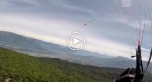 Французский парапланерист снял свое падение с высоты 1,5 километра
