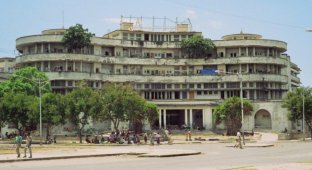 Заброшенная гостиница Grande Hotel в Мозамбике стала домом для 3500 человек (16 фото)