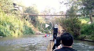 Слон чуть не утопил путешествующих на плоту по реке туристов