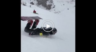 Сноубордист cкатился на животе с Эльбруса