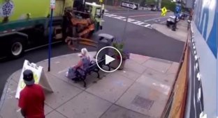 Водитель мусоровоза демонтировал скамейку вместе с отдыхавшей на ней пенсионеркой