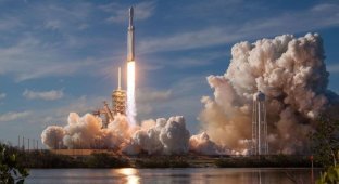 Лучшие фотографии и видеоролики запуска сверхтяжелой ракеты Falcon Heavy (18 фото + 4 видео)