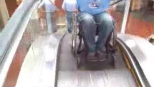 На инвалидной коляске можно и на эскалаторе ездить