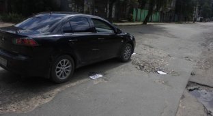 Активисты города Кимры залатали дорожные ямы газетными вырезками (2 фото)