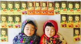 Японка фотографирует своих спящих детей в образе Чебурашек, диджеев и героев сказки про Репку (20 фото)