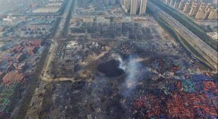 На месте взрыва в Тяньцзине осталась гигантская воронка (3 фото)