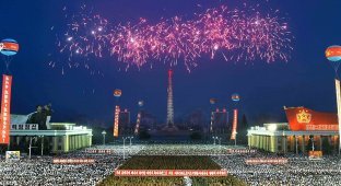 Северная Корея отпраздновала запуск первой межконтинентальной баллистической ракеты (19 фото)