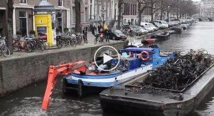 Добыча велосипедов в канале Амстердама  