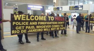 В Рио-де-Жанейро полицейские встречают туристов плакатом «Добро пожаловать в ад» (2 фото)