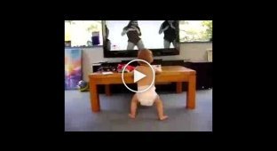 Маленький ребенок танцует под музычку