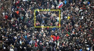 Сколько людей в толпе (2 фото)