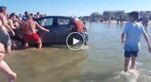 Толпа отдыхающих спасла автомобиль от прибывающего моря