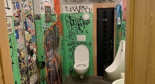 Туалет в Новороссийске в стиле подъезда спустя месяц (2 фото)