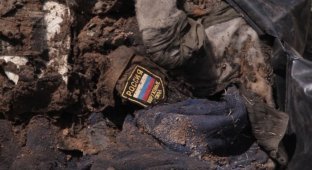 На Луганщине поисковики нашли захоронение российских военных (2 фото)