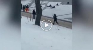 Девушка решила прокатиться на коньках и провалилась под лёд